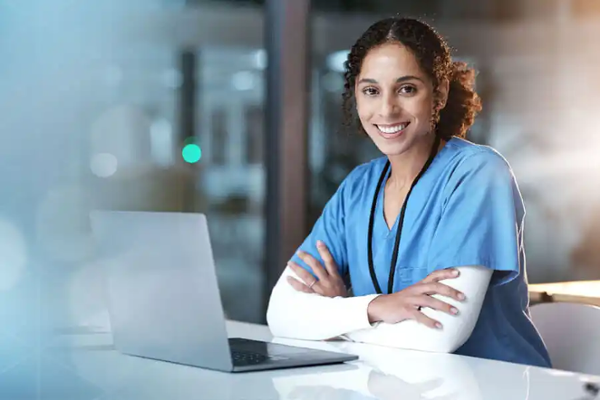 Karriere und Jobs Tegernsee: Frau sitzt am Laptop Karriere und Jobs Tegernsee: Frau sitzt am Laptop