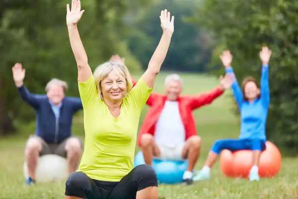 Eine Gruppe bei der Reha Nachsorge (Rehasport)  im Freien Eine Gruppe bei der Reha Nachsorge (Rehasport)  im Freien