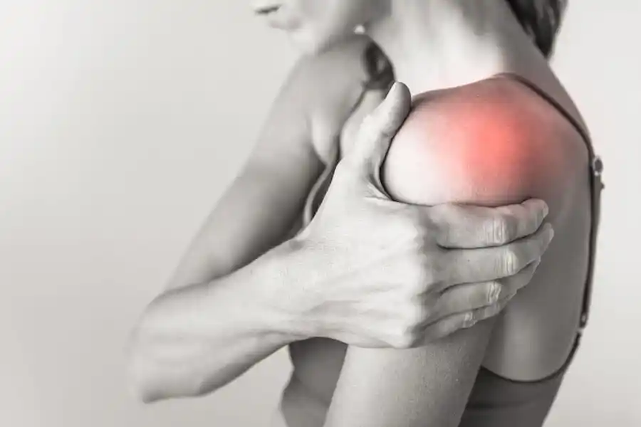 Schulter-Reha nach OP: Frau mit Schulterschmerzen