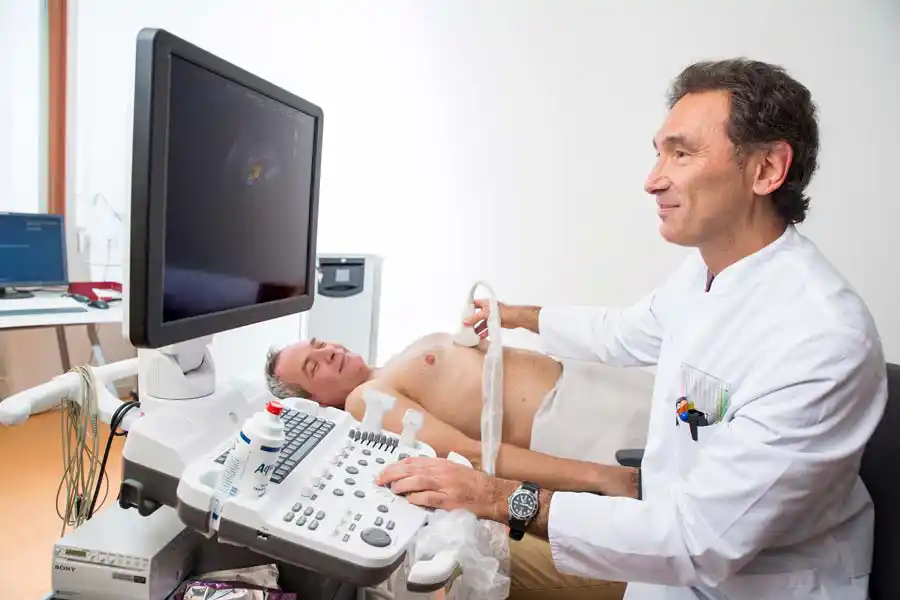 Arzt untersucht Patient Arzt untersucht Patient