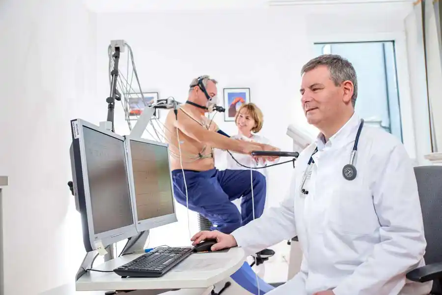Ärzte untersuchen Patient Ärzte untersuchen Patient