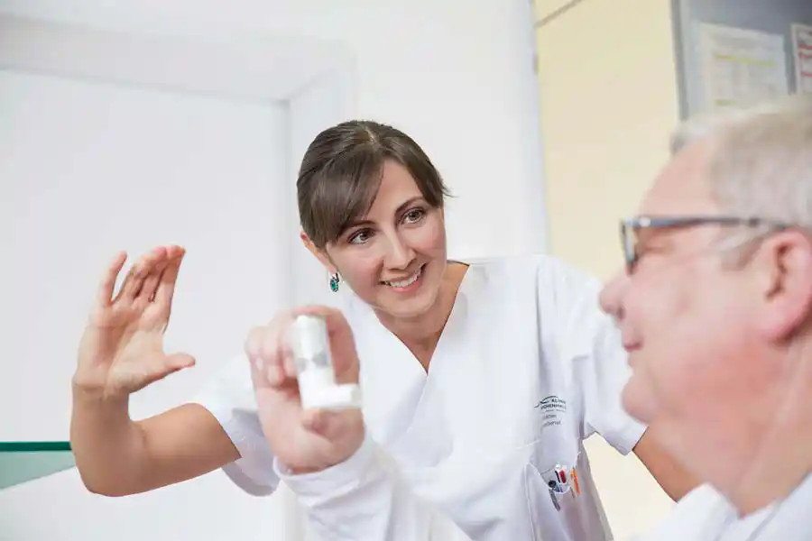Patient wird ein Spray erklärt Patient wird ein Spray erklärt